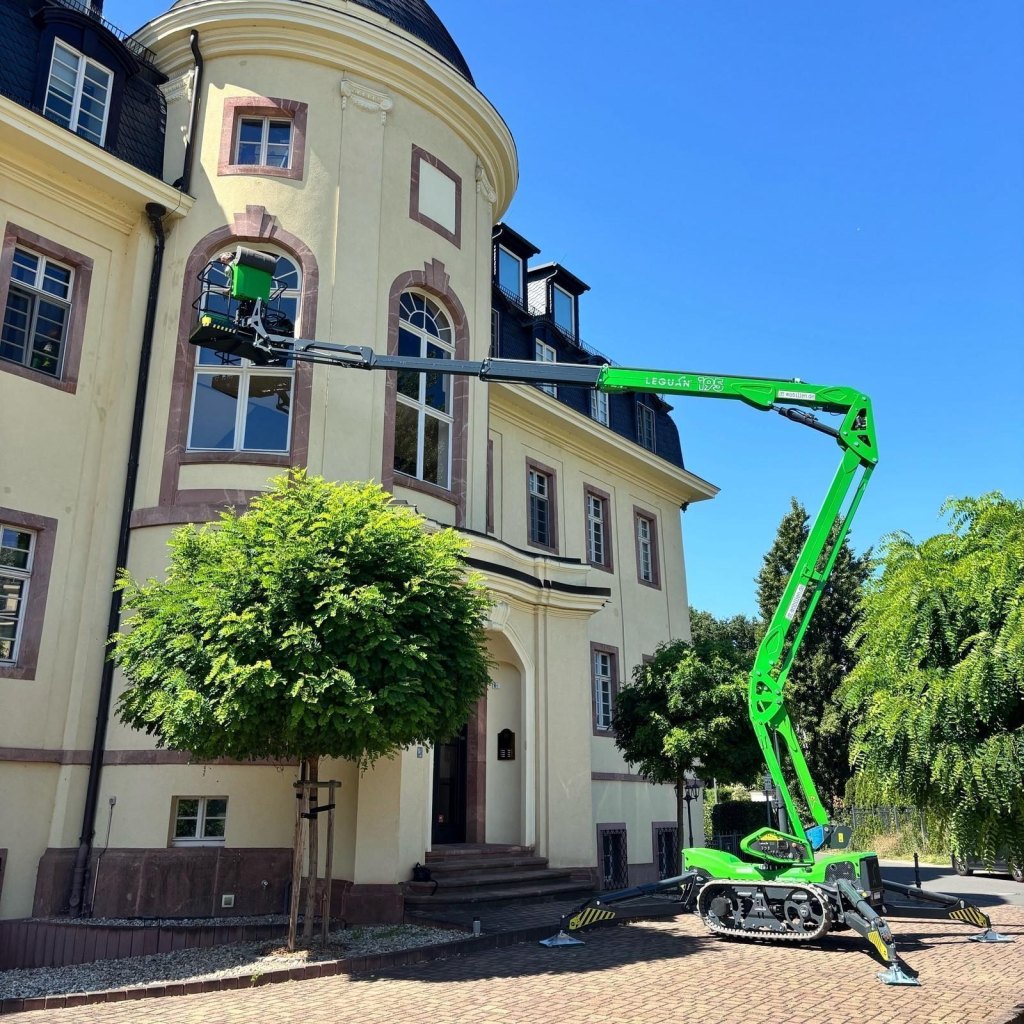 Glasreinigung mit Hubarbeitsbühne